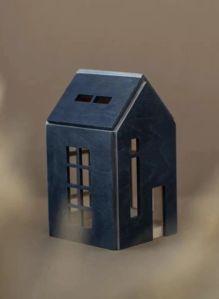 WOODEN DOLLHOUSE MEDIUM