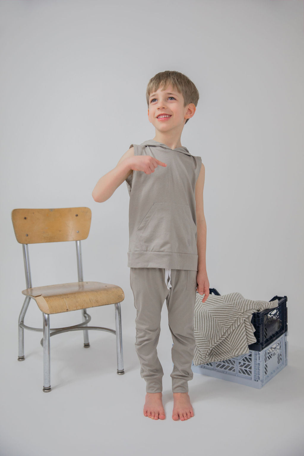 SLEEVELESS PULLOVER HOODIE